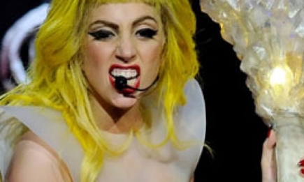 Lady Gaga на 25-летие получила в подарок секс-куклу. ФОТО