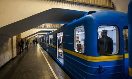 В Киевском метро погиб зацепер: подробности