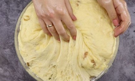 Якщо всипали занадто багато борошна, тісто ще можна врятувати: лайфхаки для випічки