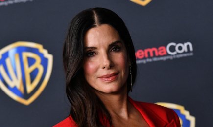 Красная королева: 61-летняя Сандра Буллок ошеломила Сеть смелым выходом после продолжительного перерыва (фото)