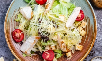 Попробуйте – и будете готовить постоянно: невероятный салат с яичным блинчиком (РЕЦЕПТ)