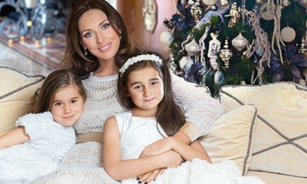 Алсу с дочками снялась в новогодней фотосессии