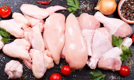 Что дешевле покупать - куриную грудку или бедро: известно, где больше мяса