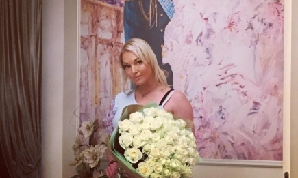Цветы в постель: Анастасия Волочкова похвасталась романтическим презентом от ухажера (ФОТО)
