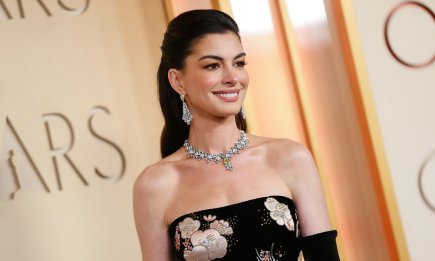 Это точно она? Появление Энн Хэтэуэй на Оскаре вызвало волну комментариев (ВИДЕО)