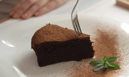 Для найсмачнішого торта не потрібне борошно: легендарний італійський десерт Капрезе (РЕЦЕПТ)
