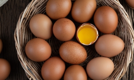 Не ножем і не об миску: як правильно розбити яйце, щоб не пошкодити жовток