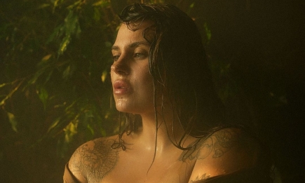 31-летняя солистка группы KAZKA показала свои прелести в мокрой рубашке на голое тело (ФОТО)