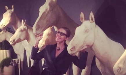 На коне: Ксения Собчак иронично позирует рядом с лошадьми