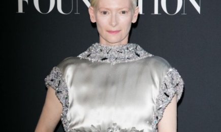 Неподражаемая Тильда Суинтон в серебристом платье покорила фанатов на вечеринке Vogue (ФОТО)