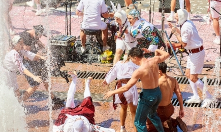 Танцы и купание в фонтане: Верка Сердючка устроила перформанс на Крещатике