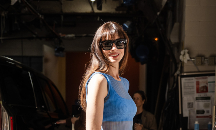 Дуже модний колір: Енн Гетевей вразила стильним ансамблем (ФОТО)
