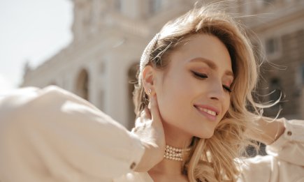 Никакого крика: какие украшения носят богатые женщины, практикующие "тихую роскошь"