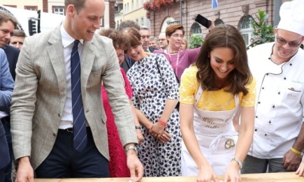 Немецкая гостеприимность: Кейт Миддлтон и принц Уильям научились готовить крендельки в Германии