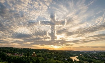 Молимося про захист та мир: щирі вітання у віршах і прозі зі святом Воздвиження Чесного Хреста