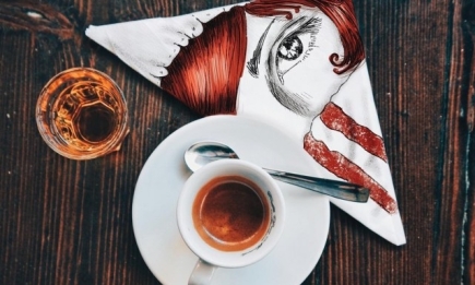 Как можно использовать салфетку, пока пьешь кофе: интересный взгляд художницы