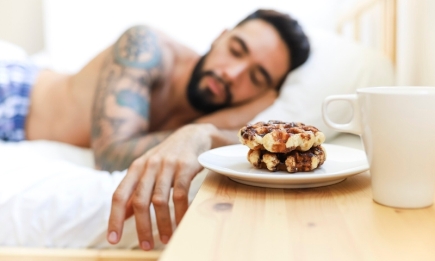 Погіршують травлення та провокують безсоння. Ніколи не їжте ці 5 продуктів перед сном!