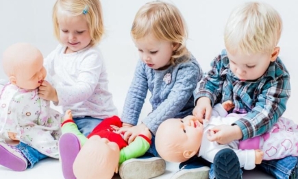 Куклы-пупсы: важная игрушка для развития ребенка