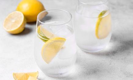 До сих пор пьете воду с лимоном и стараетесь не запивать еду? Нутрициолог объяснила, в чем ваша ошибка