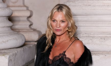 Мех, кружево и кожа: Кейт Мосс показала провокационный образ на Неделе моды в Париже (ФОТО)