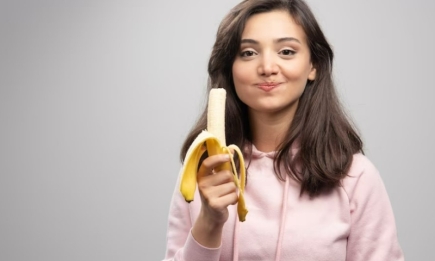 Дарят счастье и снимают ПМС: почему женщины так любят бананы