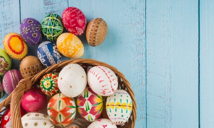 Просто та дуже швидко: як красиво пофарбувати яйця на Великдень (ВІДЕО)