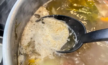 Що робити, якщо на супі з'явилася піна? Причини виникнення такої неприємної проблеми + просте рішення