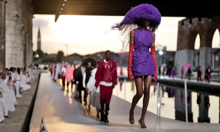 Шляпы с перьями и много цвета в новой коллекции Valentino Haute Couture (ФОТО)