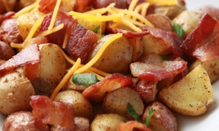 Пикантный картофель с беконом в духовке: когда закончились идеи блюд на ужин