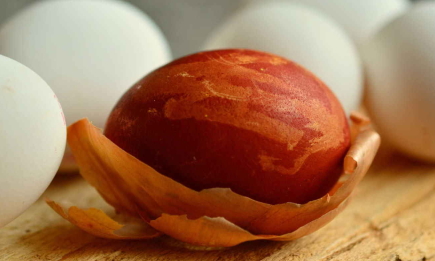 Фарбування яєць лушпинням цибулі: секрети дешевого бабусиного методу