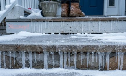 Как убрать гололед у дома без вреда для обуви и покрытия: действенный лайфхак