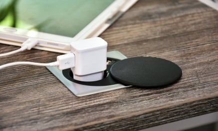 Почему не стоит оставлять зарядку в розетке: риски, о которых мало кто думает