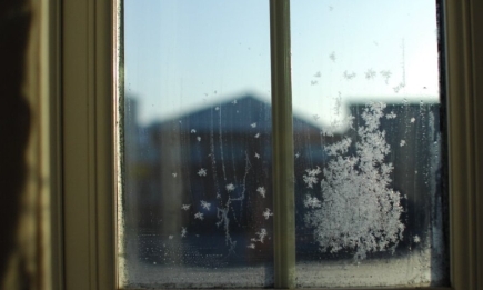 Зачем клеить пузырчатую пленку на окна? Лайфхак, который пригодится вам в холодное время года