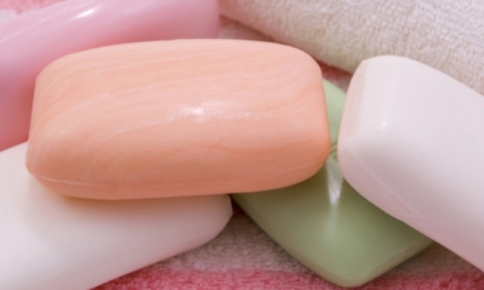 5 бытовых проблем, которые легко решаются с помощью дешевого мыла: лайфхаки на все случаи жизни