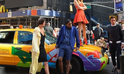 Кара Делевинь была замечена на съемке для DKNY посреди Нью-Йорка