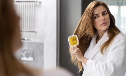 Вы забываете мыть одну вещь, и от этого страдают волосы: сделайте это прямо сейчас