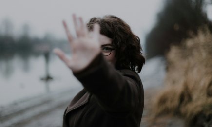 Це не скромність: три ознаки жінки з глибокими комплексами