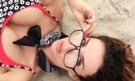 Как отдыхают звезды: Анна Седокова с подросшими дочерьми на пляжах Франции (ФОТО)