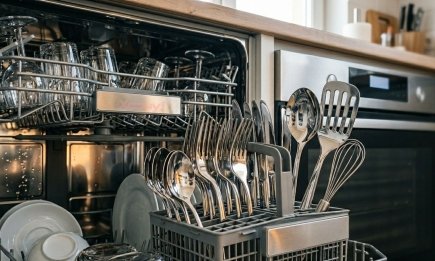 Хитрый трюк от опытных хозяек: зачем бросать кусок фольги вместе с грязной посудой
