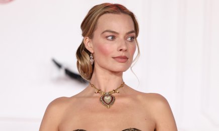 Не просто бриллиант: что известно о "проклятом" кулоне, который Марго Робби надела на премьеру "Грозового перевала" (ФОТО)