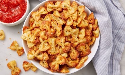 Домашние чипсы, для которых не нужно чистить картофель: хрустящая закуска за копейки (ВИДЕО)