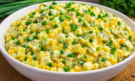 Замість нудного “Олів’є” приготуйте салат “Київський”: розкішна закуска за 5 хвилин (РЕЦЕПТ)