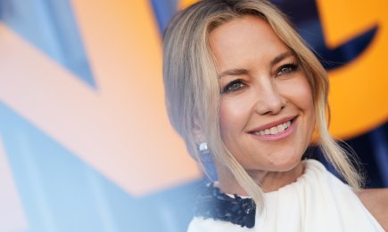 Весільні вайби на червоному хіднику: Кейт Гадсон вразила появою в розкішній білій сукні (фото)