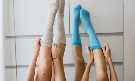Как использовать дырявые носки в быту? Необычный совет от наших бабушек