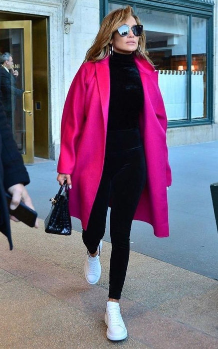 Женщина в черной одежде и ярко-розовом пальто, фото