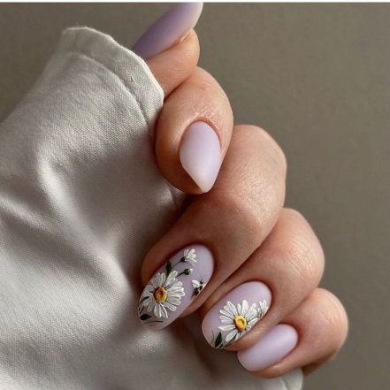 Ультрамодный маникюр в ромашки 2025 года