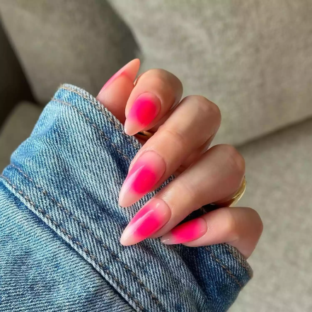 Ногти под названием "Аура" в розовом Барби-цвете, тренд 2024 года.
