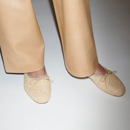 Балетки, босоножки на завязках и стиль Барби: эксперты назвали 5 пар модной обуви на лето 2023 года (ФОТО) - фото №5