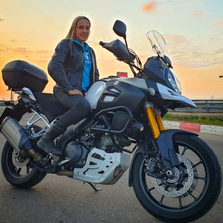 Блогер Ксения Никитина с мотоциклом