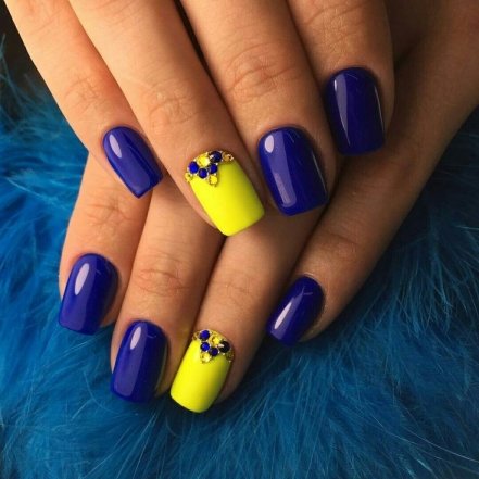 Маникюр в патриотическом стиле 2025